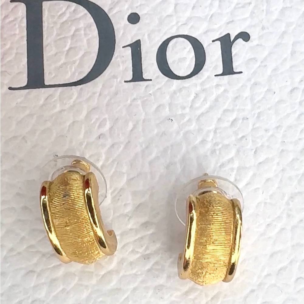 CHR. DIOR VINTAGE GOLD TONE TEXTURED HALF HOOP HUGGIE PIERCED EARRINGS